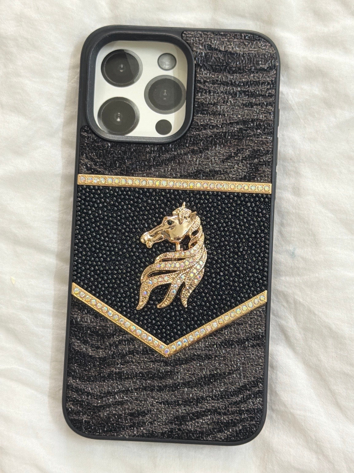 Royal Crest Case – iPhone 17