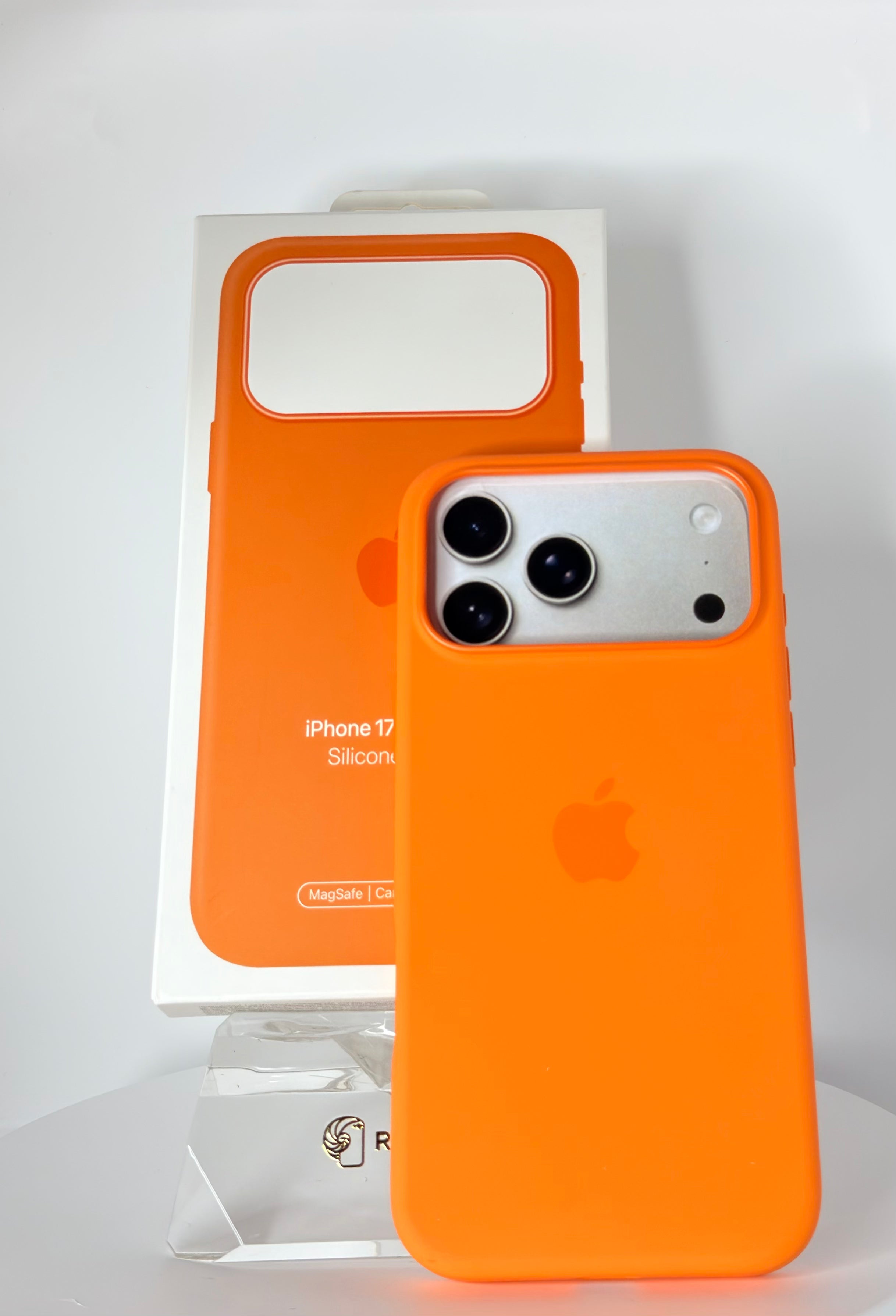 Silicone Case with MagSafe – iPhone 17 Pro