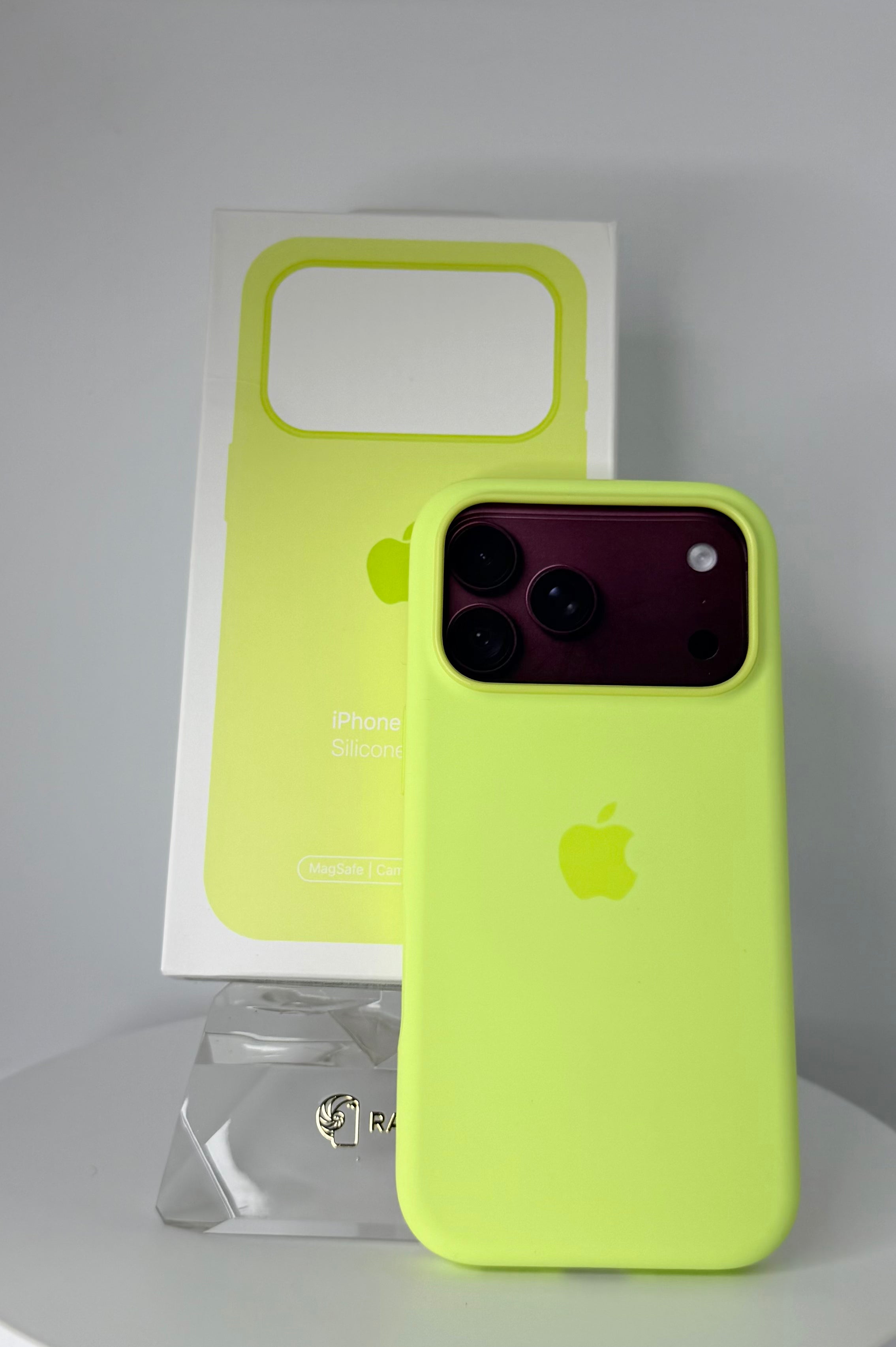 Silicone Case with MagSafe – iPhone 18 Pro Max