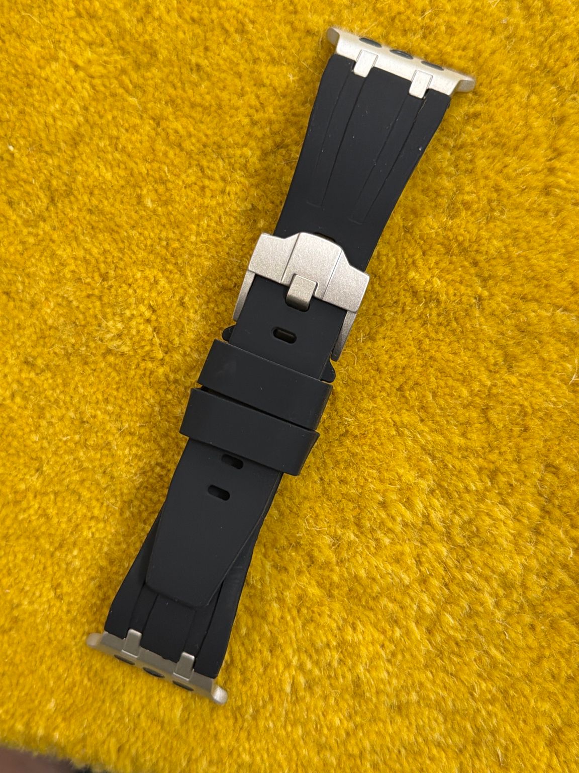 Royal Edge Silicone Apple Watch Strap (42/44/45/46/49mm)